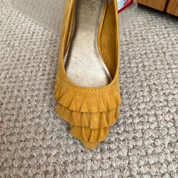 SEYCHELLES - Downstage Mustard Ruffled Flat - Good Condition - Picture 2 of 12